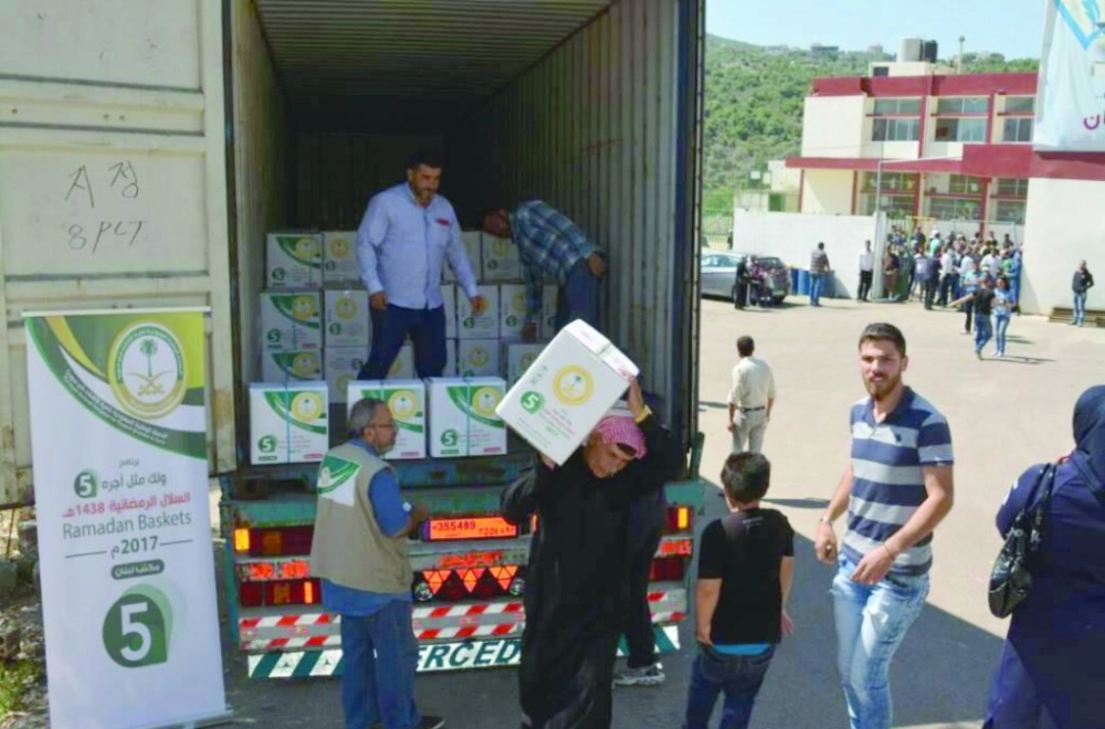 سوريون بطرابلس وشبعا يتسلمون سلالا رمضانية (واس)