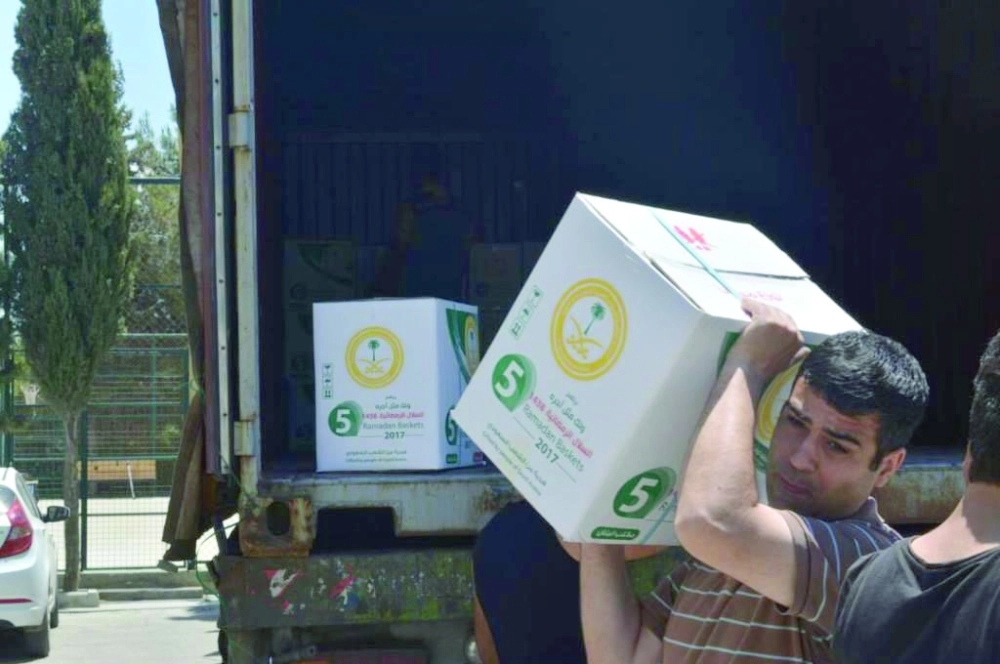 سوريون بطرابلس وشبعا يتسلمون سلالا رمضانية (واس)
