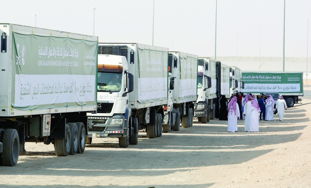  شاحنات تحمل سلالا غذائية من مركز الملك سلمان للمحافظات اليمنية                                    (محمد مشهور)