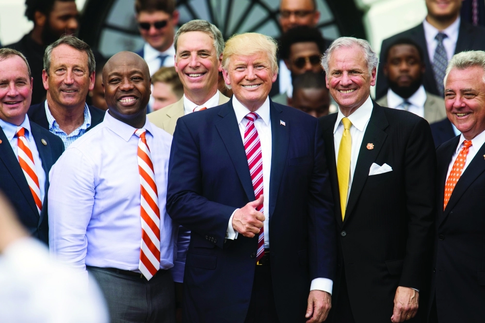 ترمب خلال استقبال بطل السلة الأمريكي، في البيت الأبيض أمس                                  (إ ب أ)