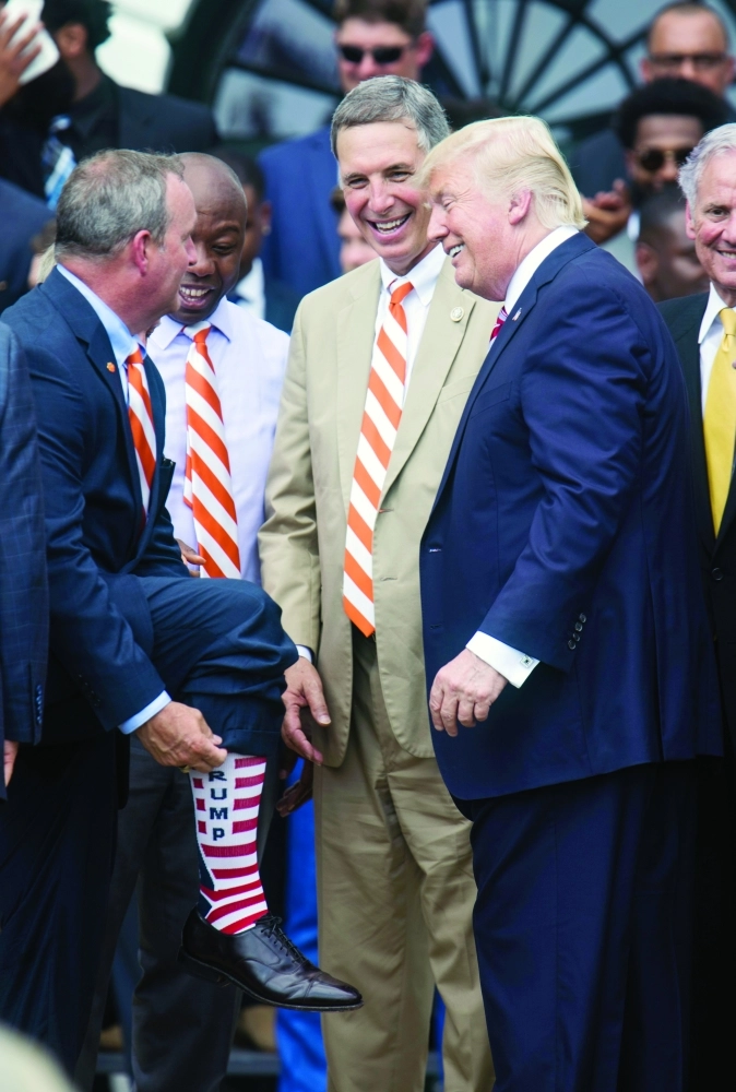 سيناتور جمهوري يعرض جواربه مكتوبا عليها اسم ترمب خلال حفل استقبال بالبيت الأبيض أمس