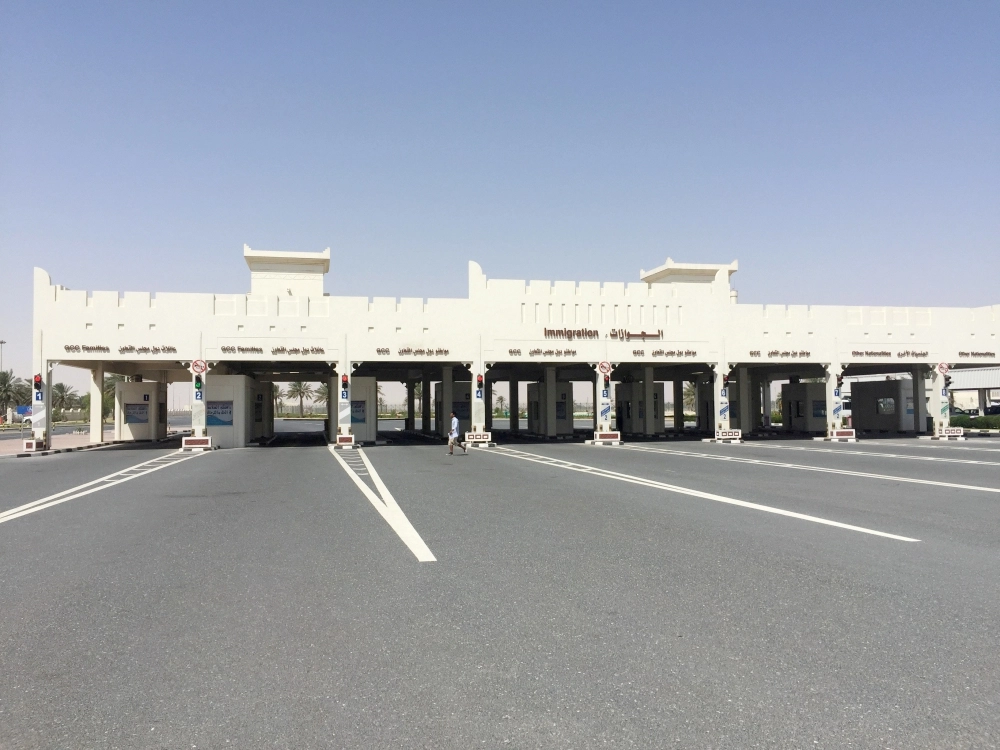 منفذ أبوسمرة القطري على الحدود مع السعودية مهجور أمس              (رويترز)