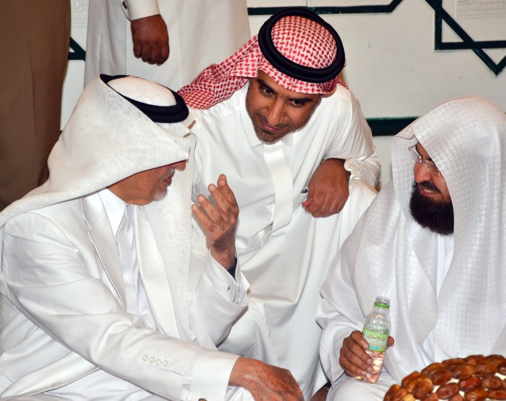 الأمير خالد الفيصل يتحدث مع الشيخ عبدالرحمن السديس والدكتور هشام الفالح - (عبدالمحسن دومان)