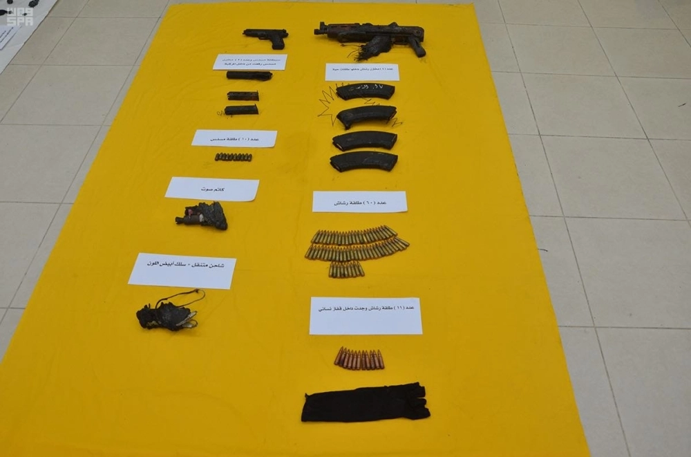 أسلحة وذخائر وأدوات محرزة من المركبة المحترقة 