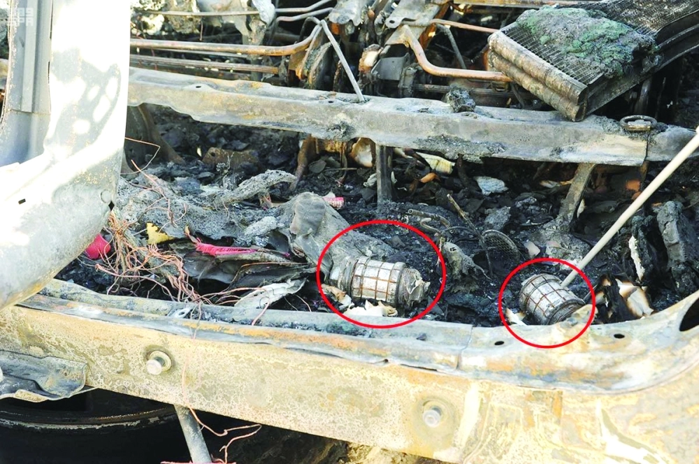 كوعان حديديان داخل السيارة 