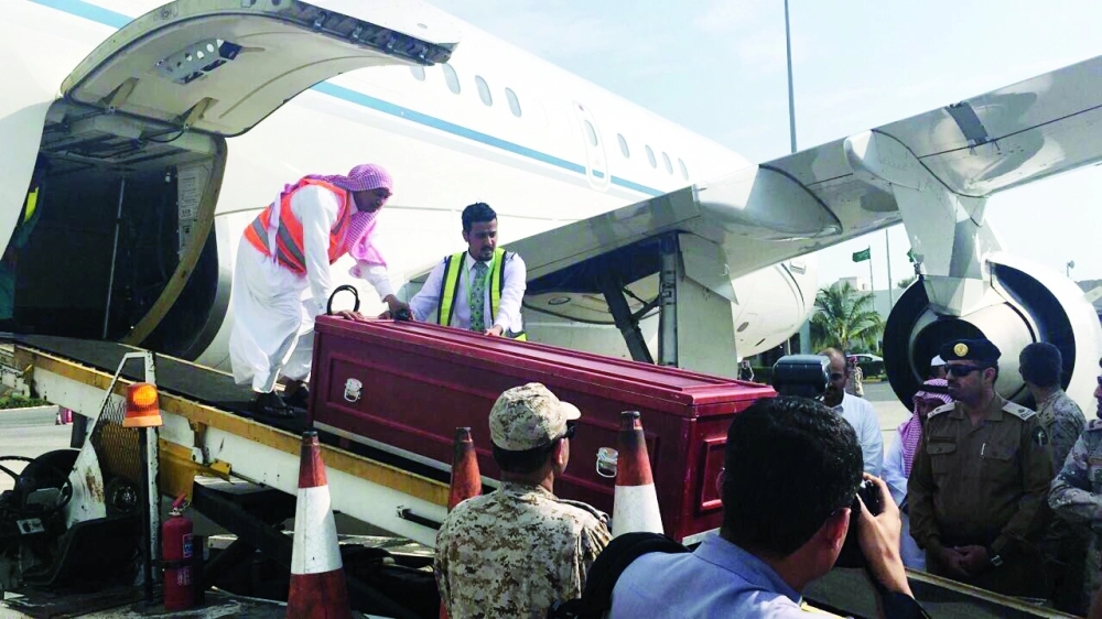 لحظة وصول جثمان الشهيد لمطار الملك عبدالله بجازان (مكة)