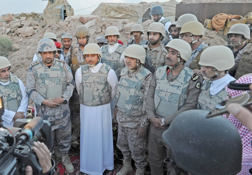 منصور بن مقرن لدى زيارته قطاع حرس الحدود بظهران الجنوب                                     (واس)