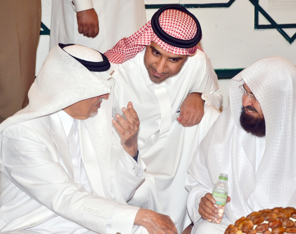 الأمير خالد الفيصل يتحدث مع الشيخ عبدالرحمن السديس والدكتور هشام الفالح - (عبدالمحسن دومان)