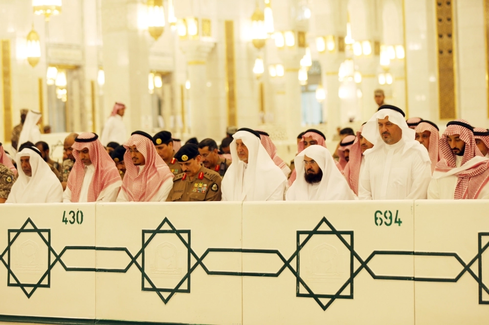 الأمير خالد الفيصل يؤدي صلاة المغرب مع جموع المصلين - (عبدالمحسن دومان)