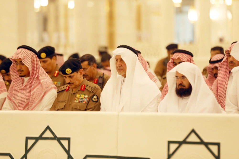الأمير خالد الفيصل يؤدي صلاة المغرب مع جموع المصلين - (عبدالمحسن دومان)