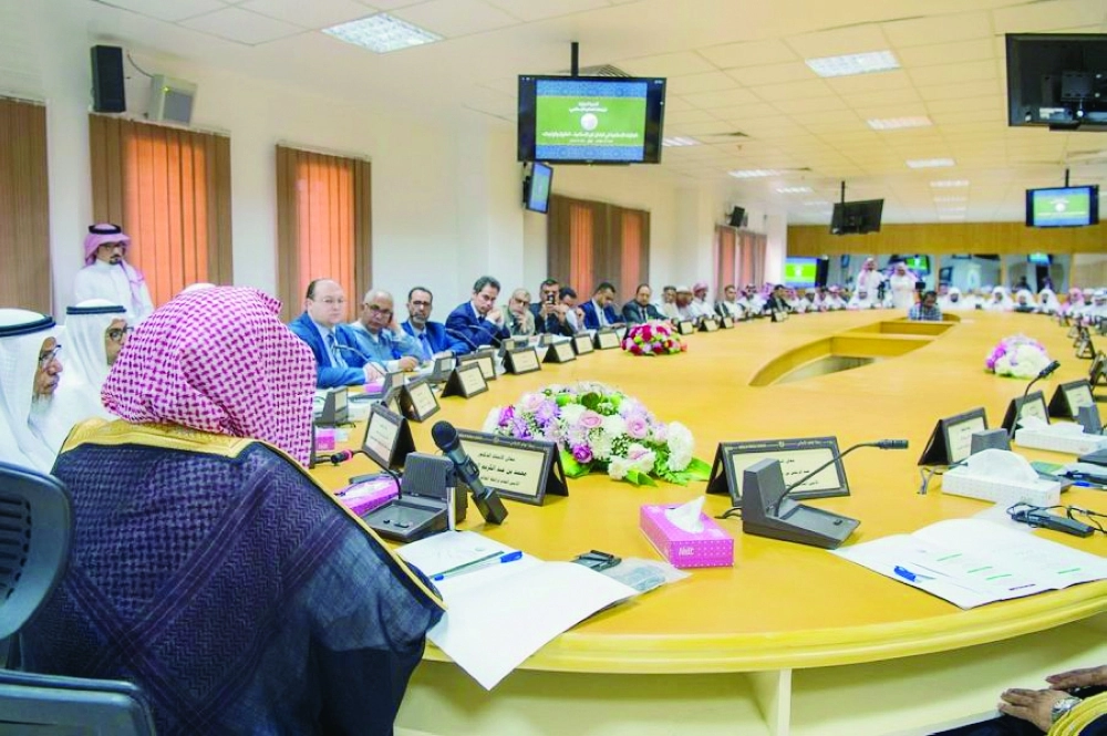 من أعمال الندوة التي نظمتها رابطة العالم الإسلامي بمكة المكرمة                                                        (واس)