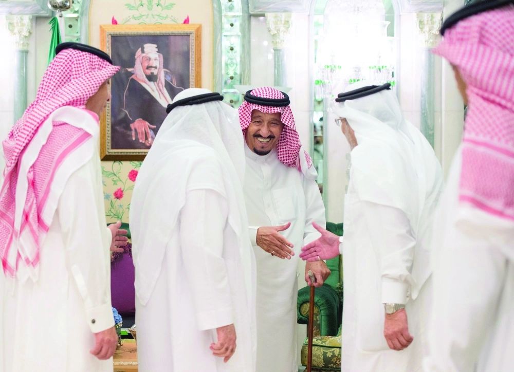 الملك سلمان لدى وصوله مكة أمس لقضاء العشر الأواخر بجوار بيت الله الحرام (واس)