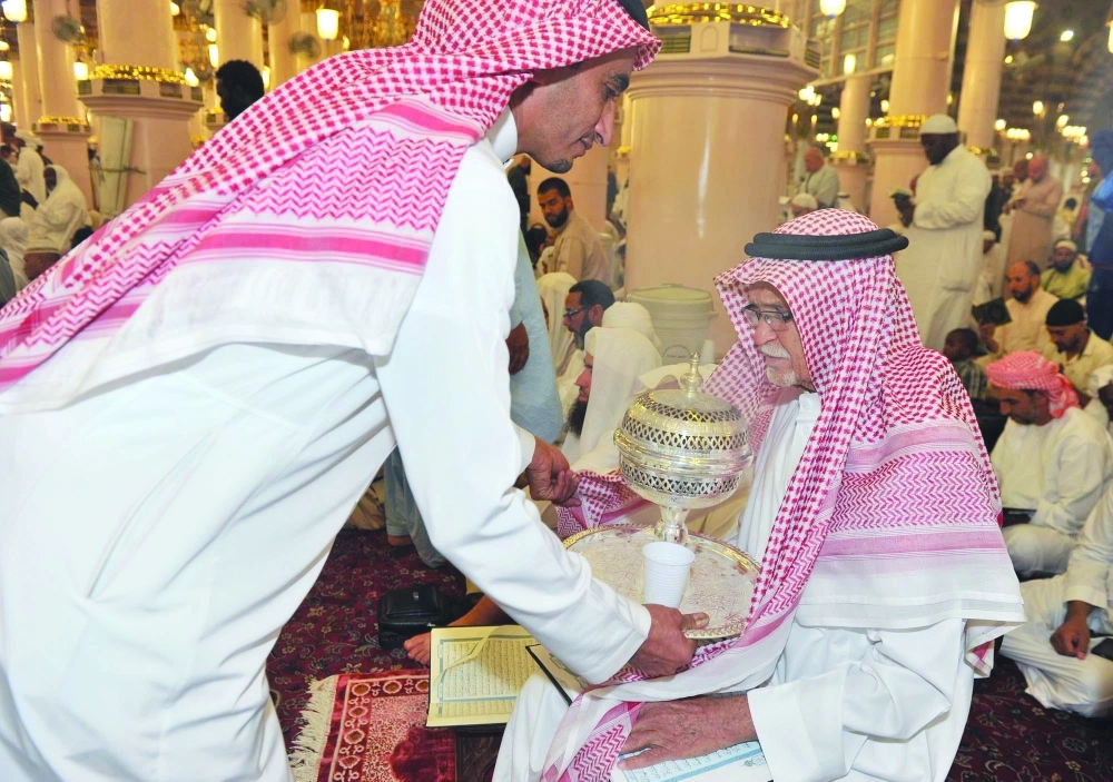 موظف الرئاسة يبخر المصلين ومياه زمزم    (واس)