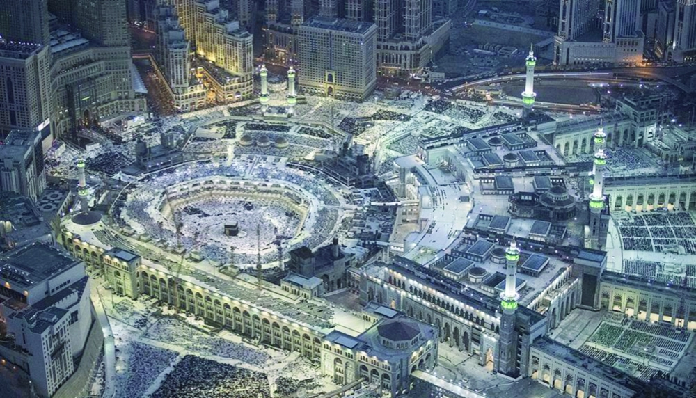 مصلون في المسجد الحرام أمس                 (واس)