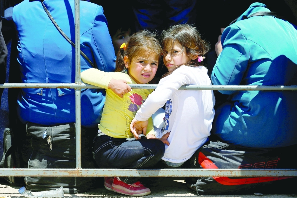 سوريون في نقطة عبور بتركيا في طريقهم للداخل السوري                   (ريوترز)