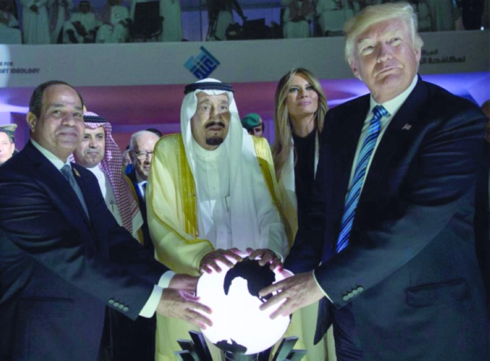 خادم الحرمين وترامب والسيسي أثناء افتتاح المركز العالمي لمكافحة الفكر المتطرف (مكة )