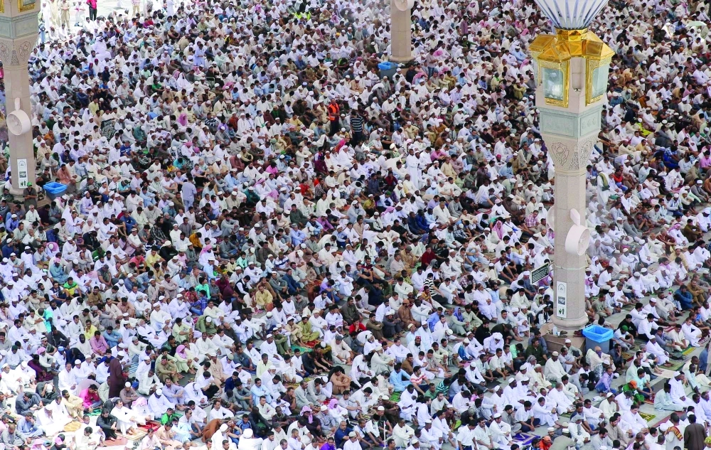 مصلون في المسجد النبوي                           (واس)