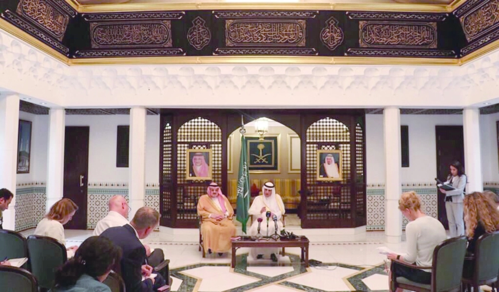 الجبير خلال  لقائه مع الإعلاميين في لندن أمس                                                                                   (مكة)