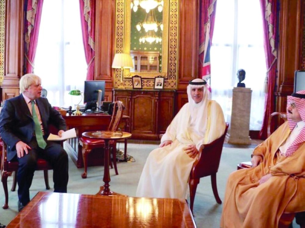 وزير الخارجية البريطاني مستقبلا الجبير في لندن أمس (واس)