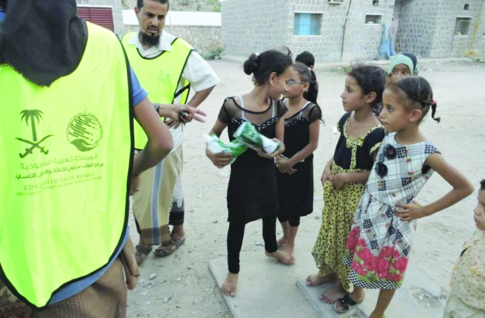 أطفال في أبين يتسلمون وجبات إفطار من مركز الملك سلمان                                (واس)