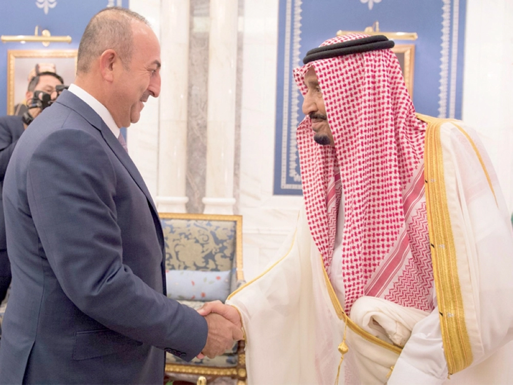 خادم الحرمين مستقبلا وزير الخارجية التركي بقصر الصفا أمس (واس)