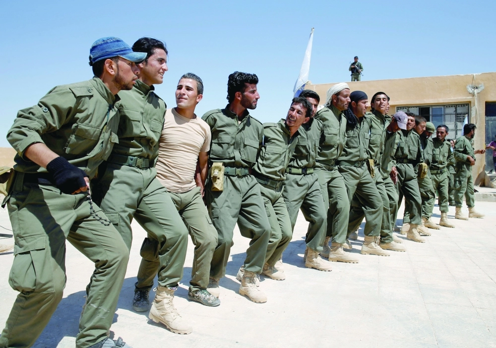 خريجو قوة شرطة خلال مراسم التخرج في شمال الرقة (رويترز)