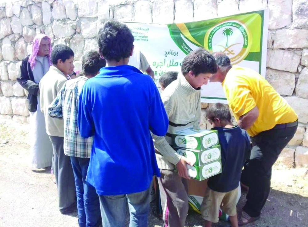 لاجئون سوريون يتسلمون وجبات إفطار سعودية (واس)