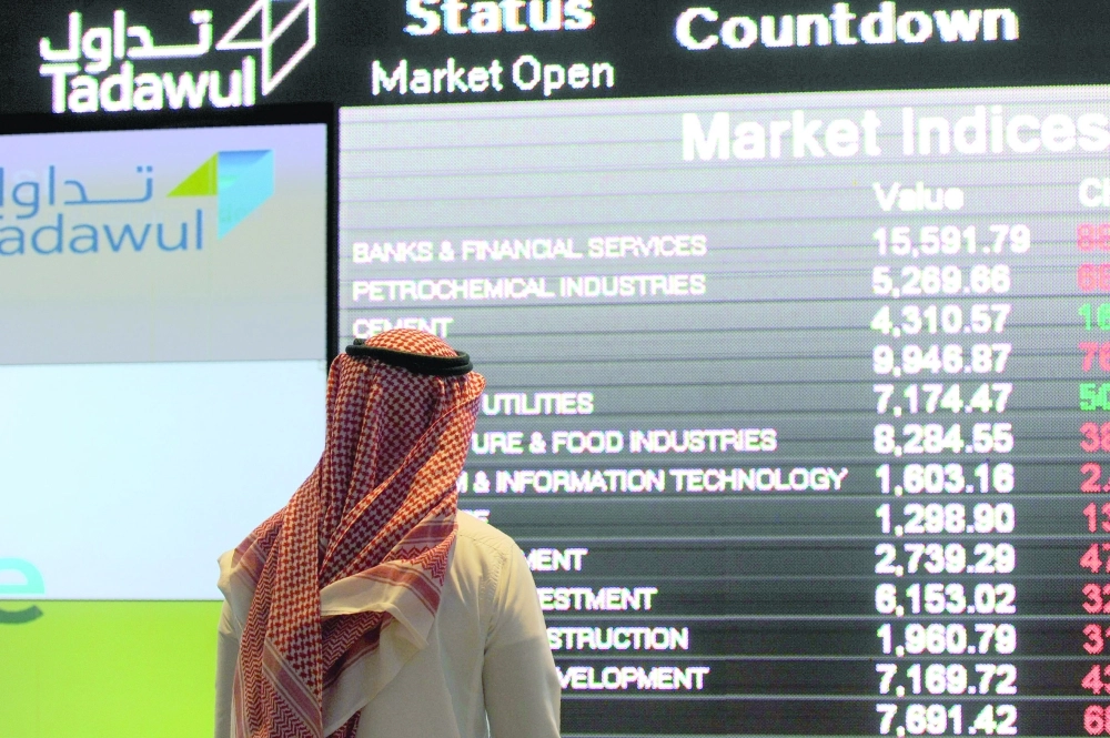 مستثمر يتابع شاشة تداول                                            (مكة)