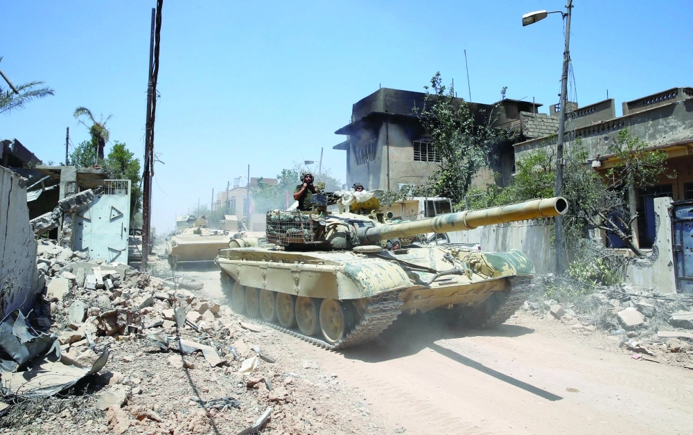 دبابة عراقية تقتحم دفاعات داعش في الموصل القديمة                               (رويترز)