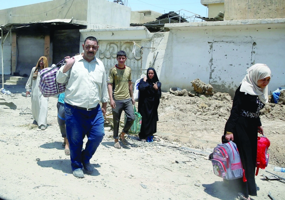 نازحون عراقيون في طريقهم خارج الموصل هروبا من داعش