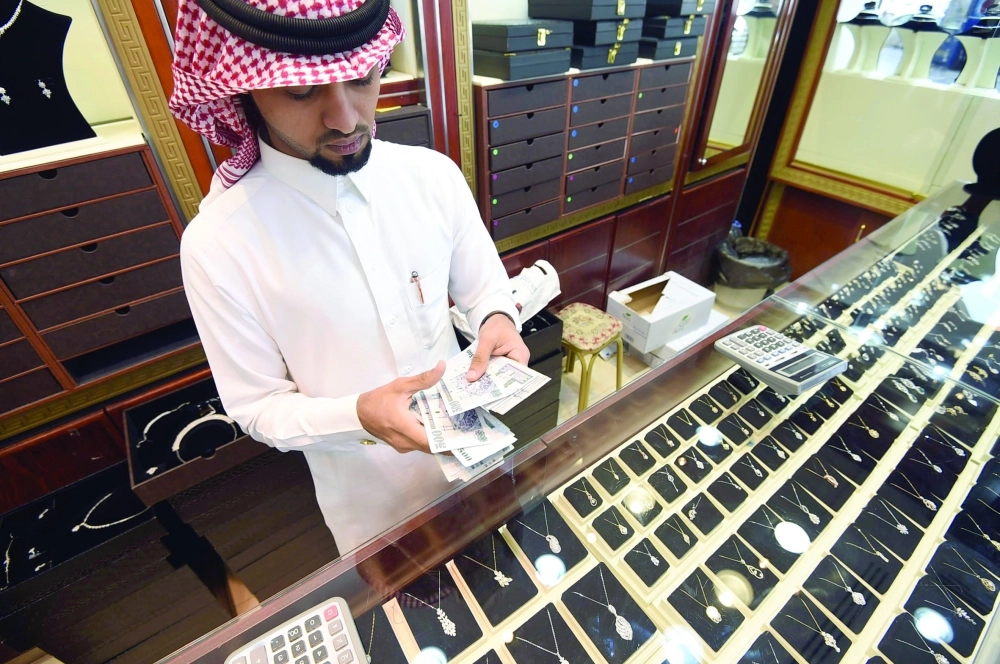 شاب سعودي في محل لبيع المجوهرات                                                 (مكة)