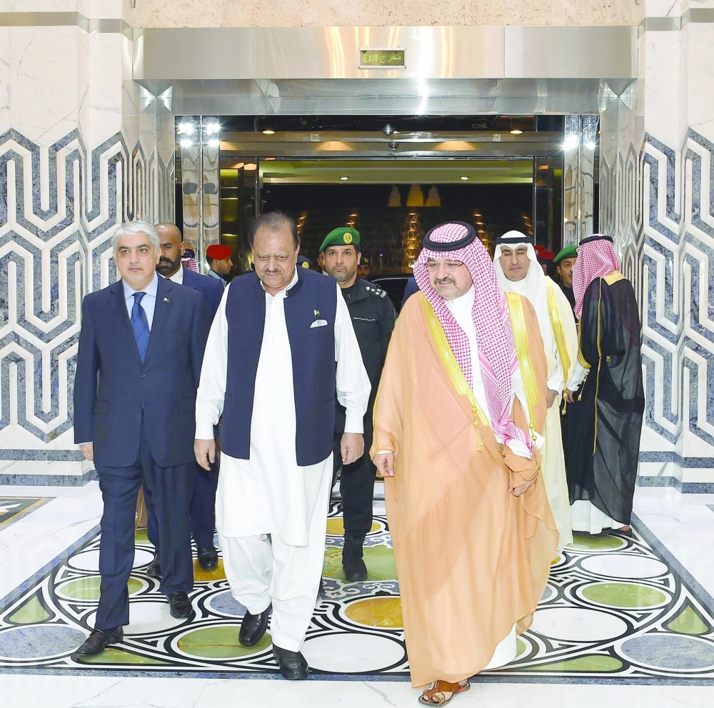 ممنون حسين لدى مغادرته وفي وداعه مشعل بن ماجد   (واس)