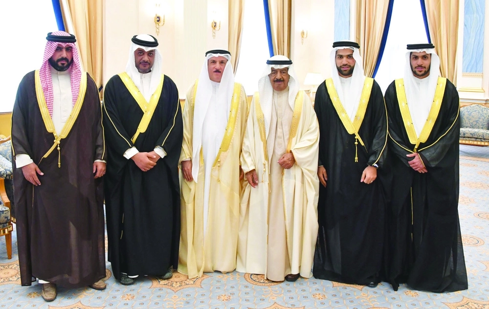 خليفة بن سلمان مستقبلا عددا من المسؤولين بالمنامة أمس (بنا)