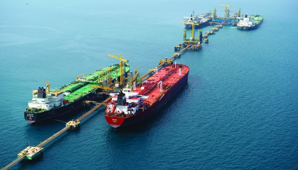 عمليات تحميل الناقلات بالزيت الخام في أحد موانئ التصدير التابعة لأرامكو                                                                   (مكة)