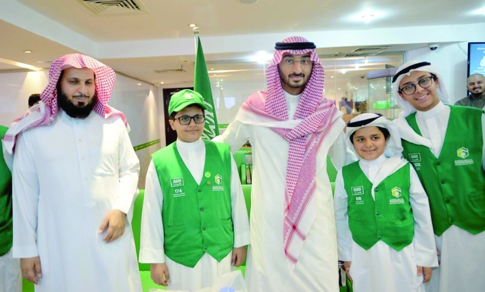 عبدالله بن بندر خلال زيارته هدية الحاج أمس              (واس)