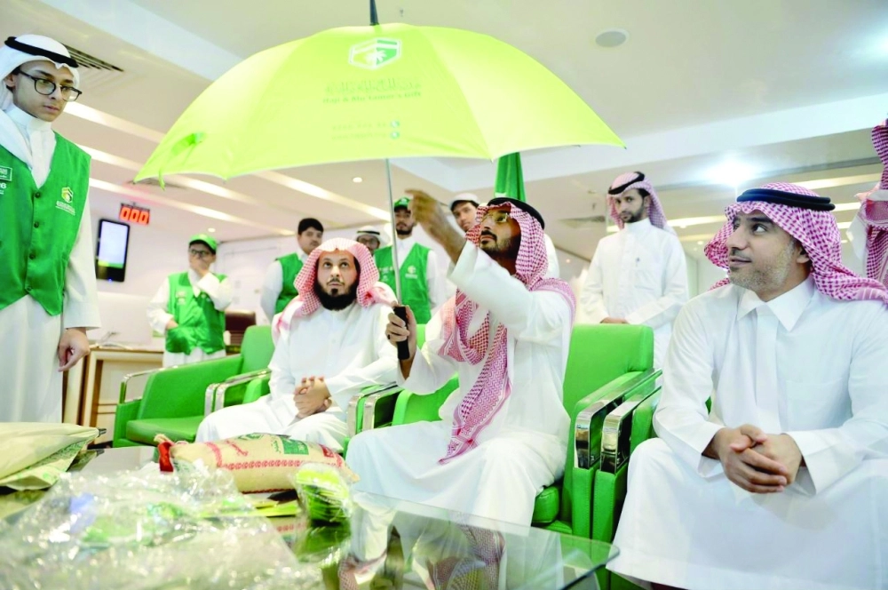 ،،، ويطلع على إحدى الخدمات التي تقدمها هدية الحاج 