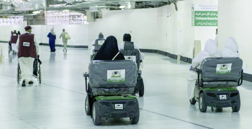 زائرات ومعتمرات في طريقهن للمسعى                                                    (واس)