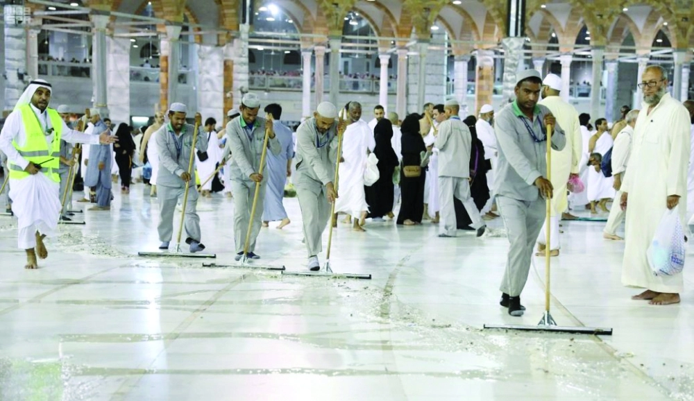 من الأعمال اليومية في الحرم                                                      (واس)
