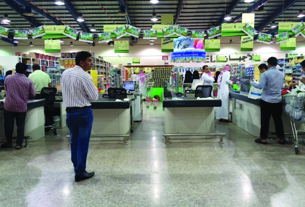 متسوقون في أحد المراكز                                           (مكة)