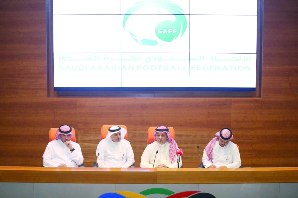 جانب من المؤتمر الصحفي لمسؤولي اتحاد الكرة أمس                                              (مكة)