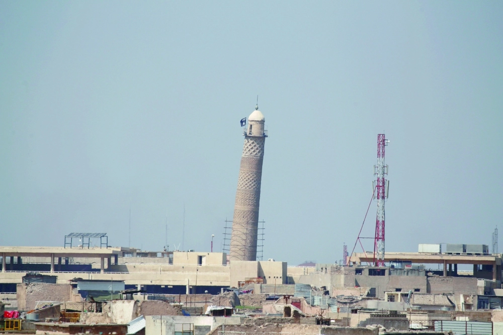 الحدباء، مئذنة جامع النوري قبل نسفها من بل داعش (رويترز)