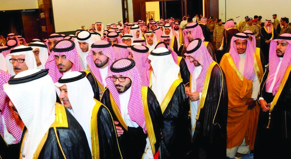 أهالي المنطقة الشرقية يؤدون البيعة لولي العهد بمقر إمارة المنطقة                (واس)