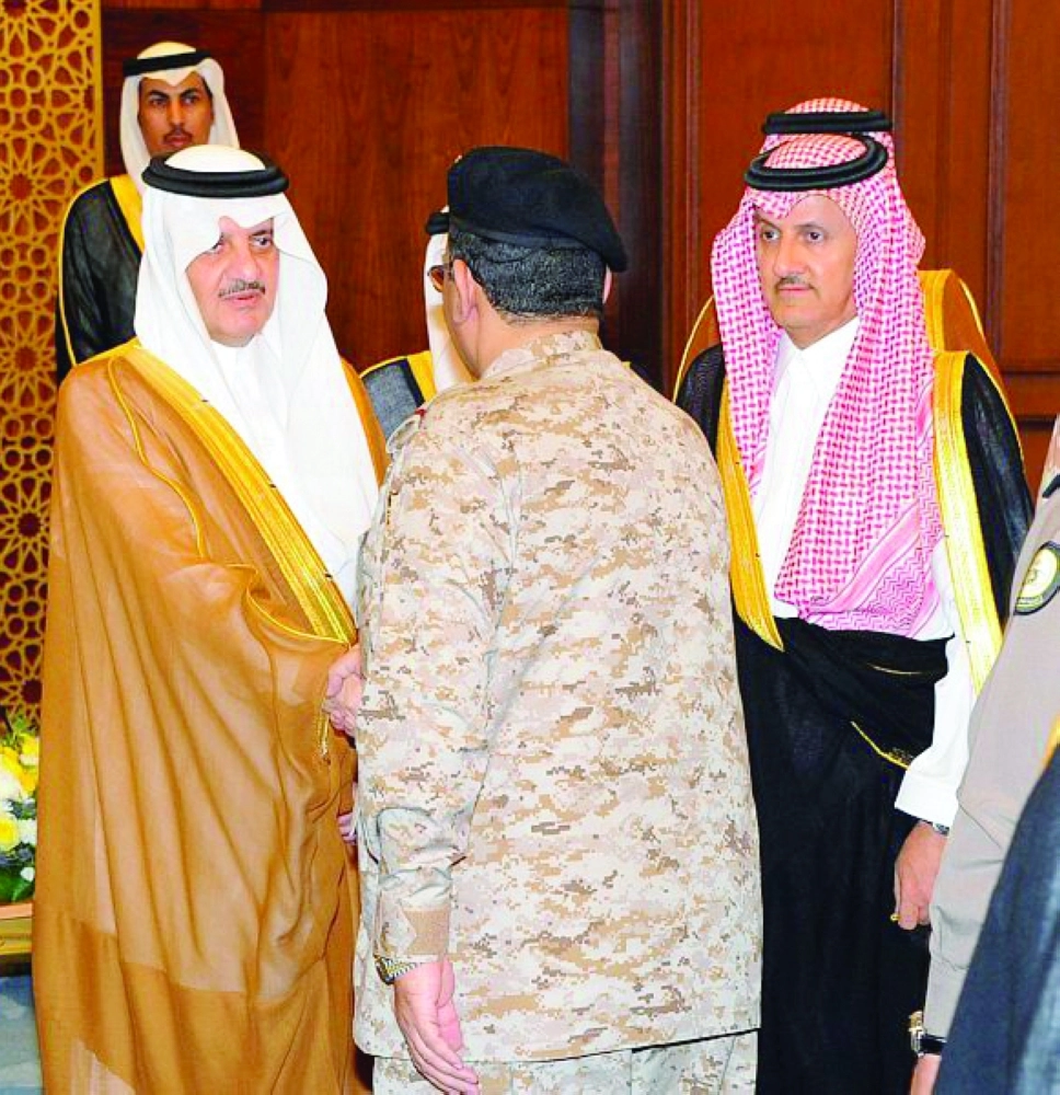 أمير المنطقة الشرقية مستقبلا المبايعين