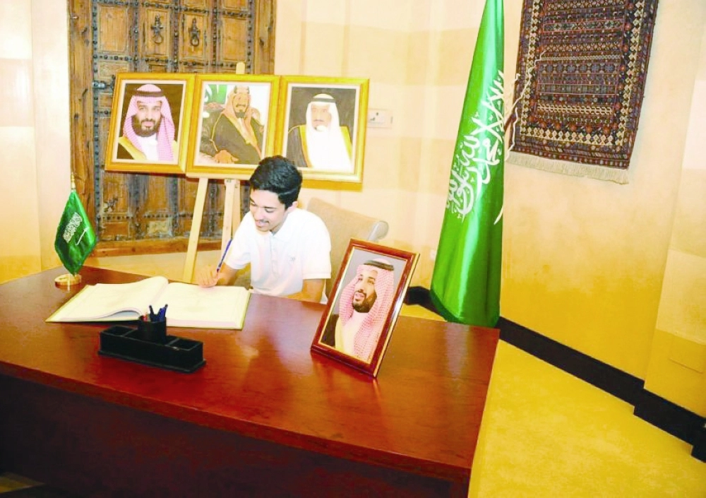 مواطن يسجل مبايعته في مقر السفارة بتونس 