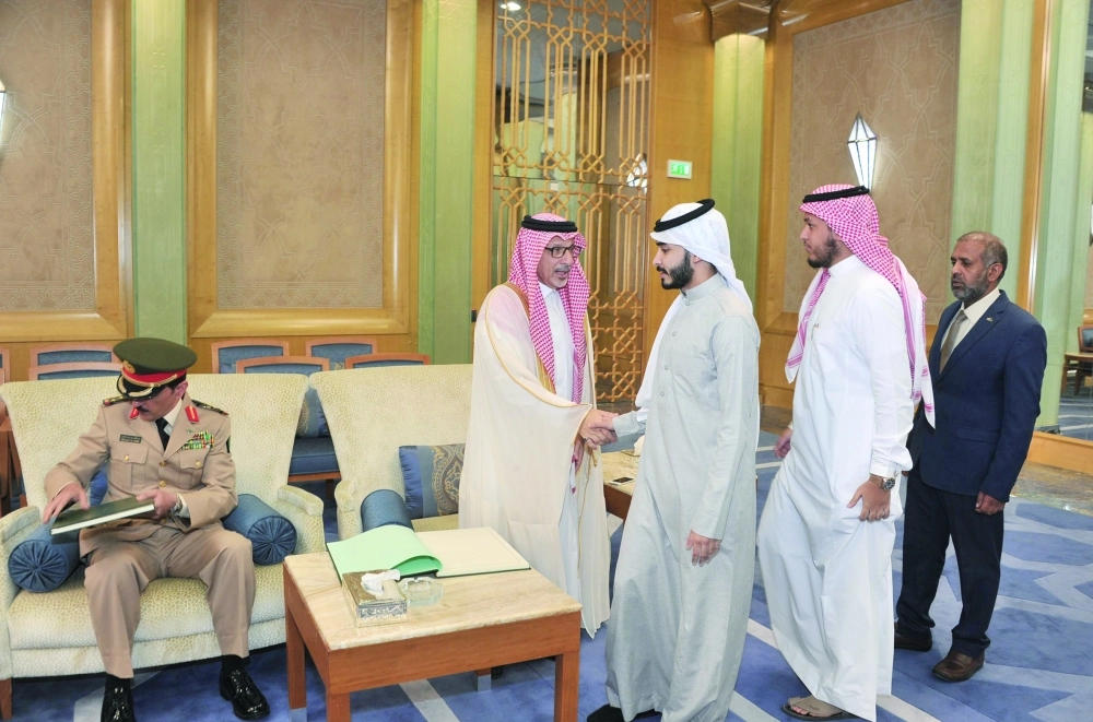 أحمد قطان مستقبلا المبايعين والمهنئين بمقر السفارة في القاهرة 