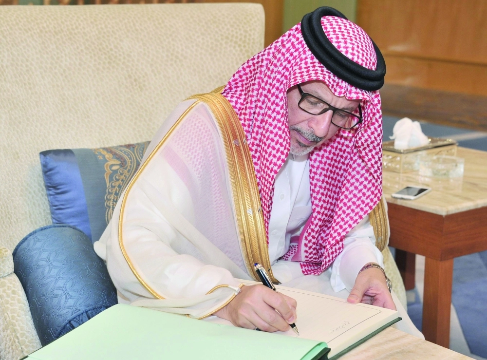 أحمد قطان مدونا كلماته في سجل السفارة 