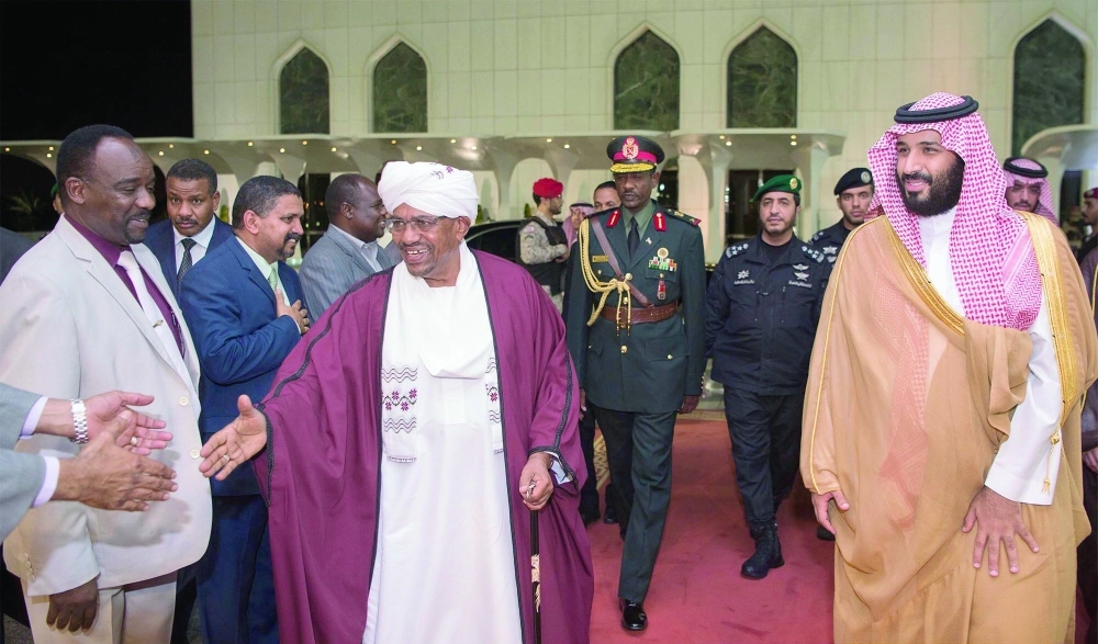 ولي العهد خلال توديعه الرئيس السوداني
