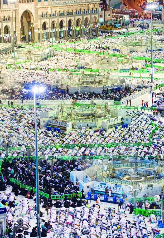 ساحات الحرم المكي ممتلئة بالمصلين في ليلة ختم القرآن                                   (أنس الحارثي)