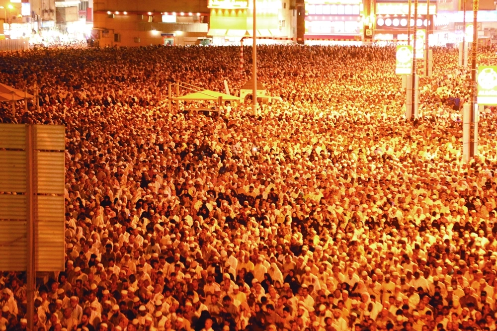 حشود المصلين امتدت للشوارع المحيطة بالحرم المكي       (عبدالمحسن دومان)