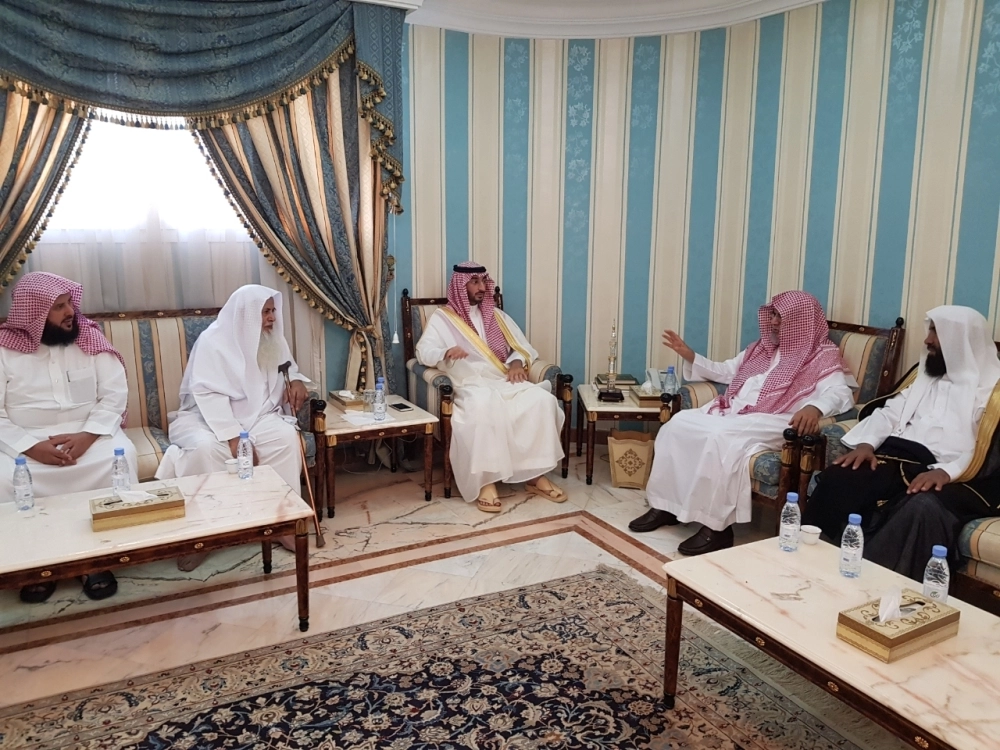 نائب أمير مكة يزور العلماء والمشايخ